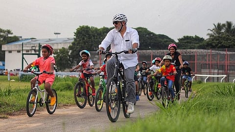 குழந்தைகளுடன் சைக்கிளிங்: கவனம் ஈர்க்கும் அஜித்தின் புதிய போட்டோ