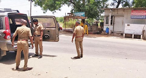 விழுப்புரம் எல்லைப் பகுதியில் சோதனையில் ஈடுபட்ட போலீஸார்.