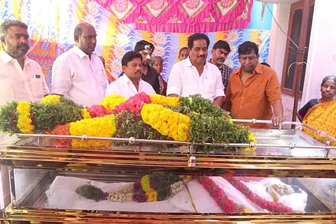 திரைப்பட நடிகர் வடிவேலுவின் உடன் பிறந்த தம்பி ஜெகதீசன் உடலுக்கு அமைச்சர் பி.மூர்த்தி அஞ்சலி செலுத்தினார்.