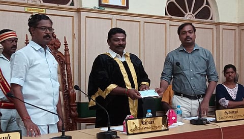 முதல் ஊக்கத்தொகை ரூ.30,000-ஐ மாணவர்களின் கல்வி செலவுக்கு வழங்கிய கும்பகோணம் மேயர்!