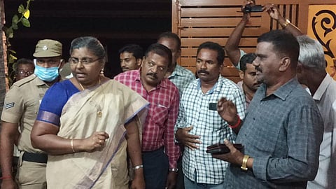 சம்பவ இடத்தில் நாமக்கல் மாவட்ட ஆட்சியர் நேரில் விசாரணை நடத்தினார்