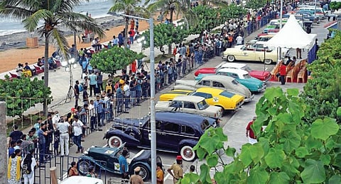 புதுச்சேரியில் சுற்றுலாத் துறை மற்றும் சென்னை பாரம்பரிய வாகன கழகம் இணைந்து நடத்திய பாரம்பரிய கார் கண்காட்சியில் இடம்பெற்ற கார்கள்.படங்கள்: எம்.சாம்ராஜ்