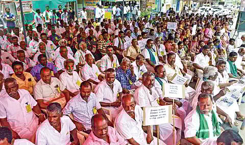 சேலம் மாவட்டம் காட்டுக்கோட்டை ஊராட்சியில் சேகோ ஆலை அமைப்பதற்கு எதிர்ப்பு தெரிவித்து சேலம் கோட்டை மைதானத்தில் உண்ணாவிரதப் போராட்டத்தில் ஈடுபட்ட ஐக்கிய விவசாயிகள் சங்கத்தினர் மற்றும் ஊர் பொதுமக்கள். படம்: எஸ். குரு பிரசாத்