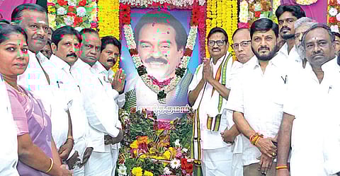 காங்கிரஸ் முன்னாள் எம்.பி. எச்.வசந்தகுமாரின் 3-ம் ஆண்டு நினைவு நாளையொட்டி, சென்னை சத்தியமூர்த்தி பவனில் அவரது படத்துக்கு மலர்தூவி அஞ்சலி செலுத்திய தமிழக காங்கிரஸ் தலைவர் கே.எஸ்.அழகிரி மற்றும் நிர்வாகிகள். படம்; ம.பிரபு