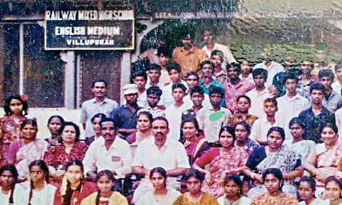 விழுப்புரம் ரயில்வே பள்ளியில் ஆசிரியர்கள், சக மாணவர்களுடன்
வீரமுத்துவேல்