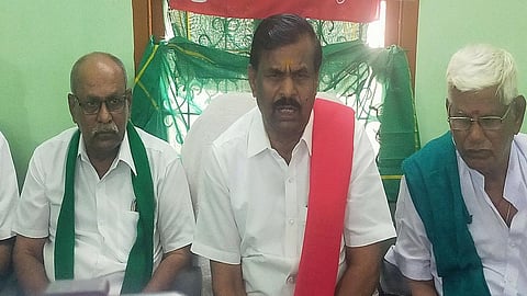 செய்தியாளர்களிடம் பேசிய சு.பழனிசாமி உள்ளிட்டோர்.