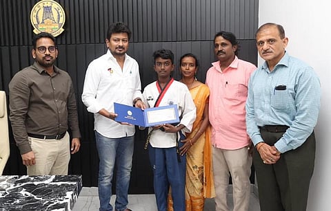 சர்வதேச போட்டியில் பங்கேற்கும் வீரர்களுக்கு நிதியுதவி: அமைச்சர் உதயநிதி வழங்கினார்