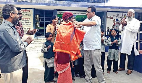 ஏற்காடு முண்டகம்பாடி ஊராட்சி ஒன்றிய பள்ளியில் சுவையாக உணவு சமைத்த சமையலருக்கு ஆட்சியர் பாராட்டு