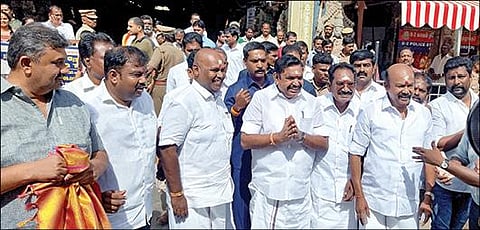 மதுரை மீனாட்சியம்மன் கோயிலில் தரிசனம் செய்துவிட்டு வெளியே வந்த அதிமுக பொதுச் செயலாளர் பழனிசாமி. உடன், கட்சி நிர்வாகிகள். படம்: எஸ்.கிருஷ்ணமூர்த்தி