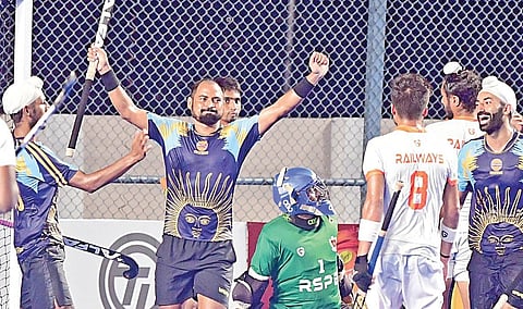 சென்னை எழும்பூரில் நடைபெற்று வரும் எம்சிசி-முருகப்பா தங்க கோப்பை ஹாக்கி தொடரில் ரயில்வே விளையாட்டு மேம்பாட்டு வாரிய அணிக்கு எதிராக கோல் அடித்த மகிழ்ச்சியில் ஐஓசி அணி வீரர் ரோஷன் மின்ஸ்.