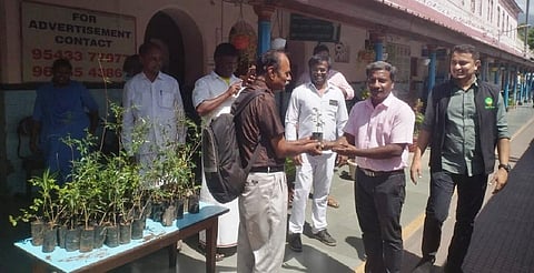 மேட்டுப்பாளையம் ரயில் நிலையத்தில் பயணிகளுக்கு மரக்கன்றுகள் வழங்கப்பட்டன.