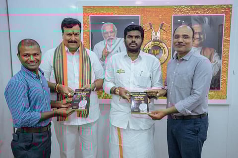 'இந்து தமிழ் திசை' பதிப்பகம் வெளியிட்டுள்ள ‘பாரதிய ஜனதா கட்சியின் புதிய சிற்பி' என்ற நூலை பாஜக மாநிலத் தலைவர் அண்ணாமலையிடம் வழங்கும் ‘இந்து தமிழ் திசை’ நாளிதழின் விளம்பரப் பிரிவு பொதுமேலாளர் சிவக்குமார், மண்டல மேலாளர் வடிவேல். உடன் பாஜக மாநில இணை பொறுப்பாளர் சுதாகர் ரெட்டி.