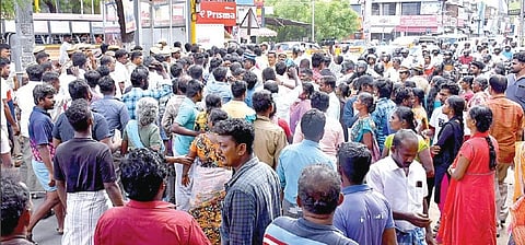 பாஜக பிரமுகர் கொலையில் தொடர்புடையவர்களை கைது செய்யக்கோரி அவரது உறவினர்கள் மற்றும் பாஜகவினர் பாளையங்கோட்டை முருகன்குறிச்சியில் சாலை மறியலில் ஈடுபட்டனர். படம்: மு.லெட்சுமி அருண்