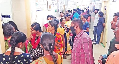 சளி, காய்ச்சல் பாதிப்பு அதிகரித்துள்ள நிலையில், ஓசூர் அரசு தலைமை மருத்துவமனையில் சிகிச்சை பெற நீண்ட வரிசையில் காத்திருந்த பொதுமக்கள்.