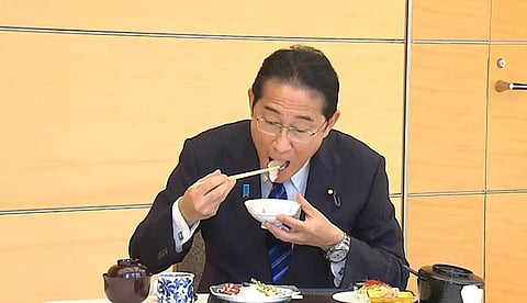 புகுஷிமா நீர் அச்சத்தைப் போக்க மீன் உணவு சாப்பிட்ட ஜப்பான் பிரதமர்