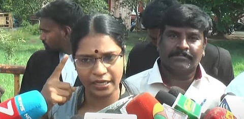 திருவள்ளூர் நீதிமன்றத்தின் வெளியே செய்தியாளர்களைச் சந்தித்த வீரலட்சுமி