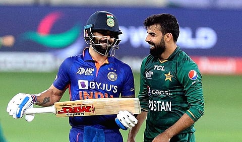 விராட் கோலி மற்றும் ஷதாப் கான்