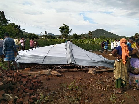 மேட்டூர் அடுத்த கொளத்தூரில் பலத்த காற்று வீசியதில் இடிந்து விழுந்த குடிசை.