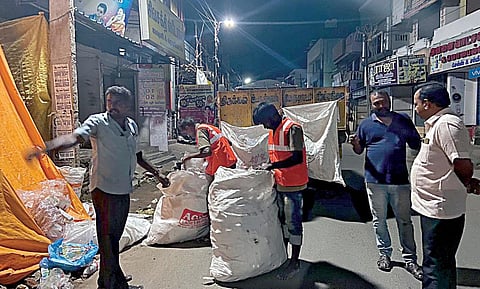 திருக்கழுகுன்றம்- கல்பாக்கம் சாலையில் நடந்துவரும் இரவு நேர தூய்மை பணி.