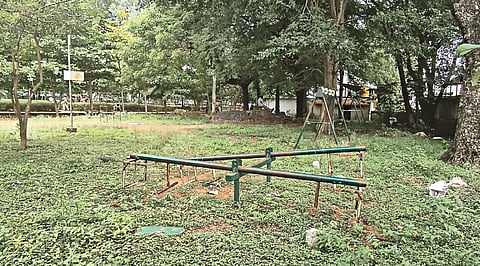 கிருஷ்ணகிரி டான்சி வளாக சிறுவர் பூங்காவில் சேதமடைந்து பயன்படுத்த முடியாத நிலையில் உள்ள விளையாட்டு உபகரணங்கள்.