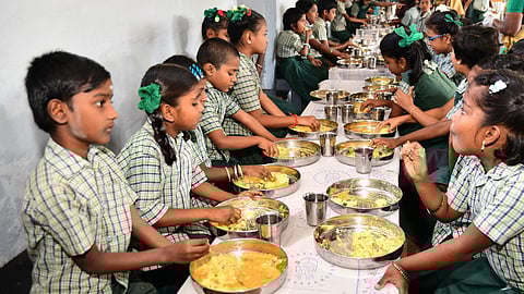 எங்களுக்கும் கிடைக்குமா? - காரைக்காலில் காலை உணவு திட்டத்துக்காக காத்திருக்கும் மாணவர்கள்