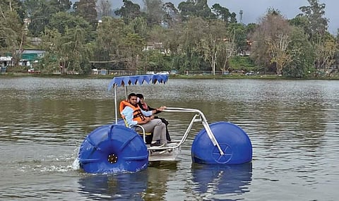 ஏரியில் சைக்கிள் படகில் சவாரி செய்த இளைஞர்கள்