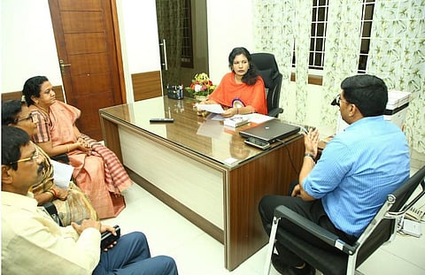 முல்லைப்பெரியாறு கூட்டுக்குடிநீர் திட்டப் பணிகள் தொடர்பாக தேனி மாவட்ட ஆட்சியரை சந்தித்து முறையிட்ட மதுரை மேயர்