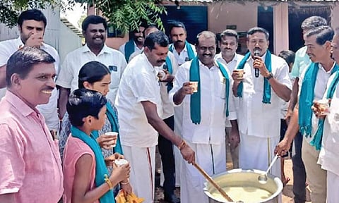 சிப்காட் திட்டத்தை ரத்து செய்யக்கோரி, நாமக்கல் மாவட்டம் வளையப்பட்டியில் கஞ்சித் தொட்டி திறக்கும் போராட்டம் நேற்று நடந்தது.