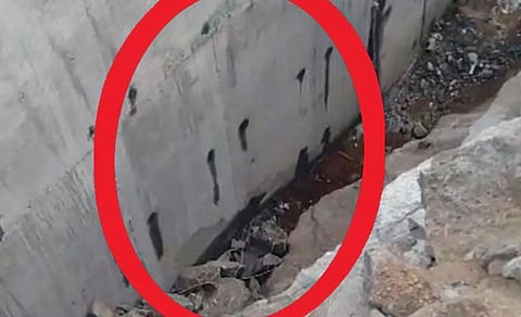 புனரமைக்கப்பட்ட காண்டூர் கால்வாயில், நீர்க்கசிவு ஏற்படும் இடம் வட்டமிட்டு காட்டப்பட்டுள்ளது