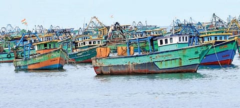 ராமேசுவரத்தில் ஆழம் குறைந்த கடல் பகுதியில் நிறுத்தி வைக்கப்பட்டிருந்த விசைப்படகுகள்.