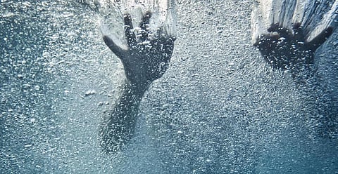 கடலில் நண்பர்களுடன் குளித்த கல்லூரி மாணவர் நீரில் மூழ்கி மாயம்