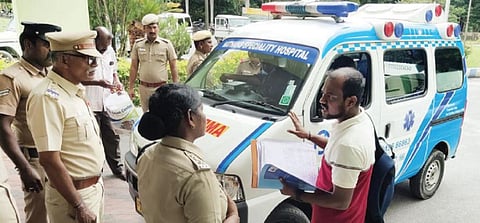 நிலத்தகராறில் காயம் அடைந்த பெண் கிருஷ்ணகிரி ஆட்சியர் அலுவலகத்தில் மனு அளிக்க ஆம்புலன்ஸில் வந்தார். இதுதொடர்பாக அவரது மகனிடம் விசாரித்த டிஎஸ்பி தமிழரசி.