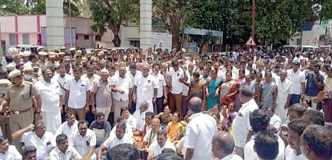 பல்லடம் அருகே 4 பேர் கொலை | குற்றவாளிகளை கைது செய்ய கோரி சாலை மறியல் - ஒருவர் சிக்கியுள்ளதாக போலீஸார் தகவல்