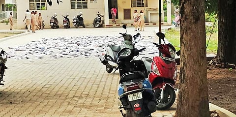 தருமபுரி அரசு அவ்வையார் மகளிர் மேல்நிலைப் பள்ளியில் மழைநீரில் நனைந்த நூலக புத்தகங்கள் நடைபாதையில் உலரவைக்கப்பட்டுள்ளன.