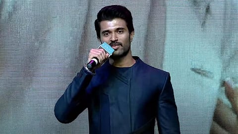 ரசிகர்களின் 100 குடும்பங்களுக்கு தலா ரூ.1 லட்சம் வழங்கும் விஜய் தேவரகொண்டா