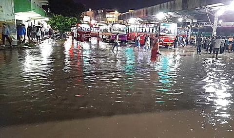 வெள்ளக்காடாக காட்சியளிக்கும் திருவான்மியூர் பேருந்து நிலையம்.