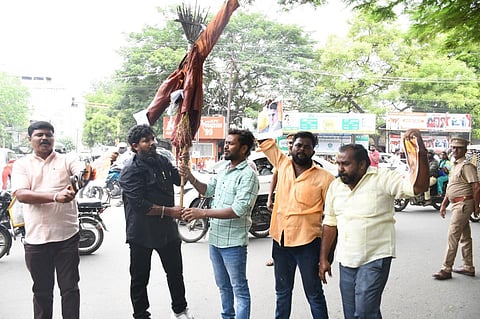 அமைச்சர் உதயநிதிக்கு மிரட்டல் சாமியார் பரம்ஹன்ஸ் ஆச்சாரியா உருவ பொம்மையை தீயிட்டு எரிக்க முயன்றதை மதுரை போலீஸார் தடுத்து நிறுத்தினர். | படம்: எஸ்.கிருஷ்ணமூர்த்தி