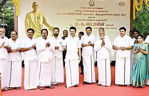 சென்னை மாகாணத்தின் முன்னாள் முதல்வர் டாக்டர் ப.சுப்பராயனுக்கு சென்னை காந்தி மண்டப வளாகத்தில் நிறுவப்பட்டுள்ள உருவச் சிலையை முதல்வர் மு.க.ஸ்டாலின் நேற்று திறந்து வைத்தார். அமைச்சர்கள், மேயர் ஆர்.பிரியா. துணை மேயர் மு.மகேஷ் குமார், தமிழ் வளர்ச்சி மற்றும் செய்தித் துறை செயலர் இரா.செல்வராஜ், செய்தி மக்கள் தொடர்புத்துறை இயக்குநர் த.மோகன், டாக்டர் ப. சுப்பராயன் கொள்ளுப் பேரன் மோகன் குமாரமங்கலம் உள்ளிட்டோர் கலந்துகொண்டனர்.