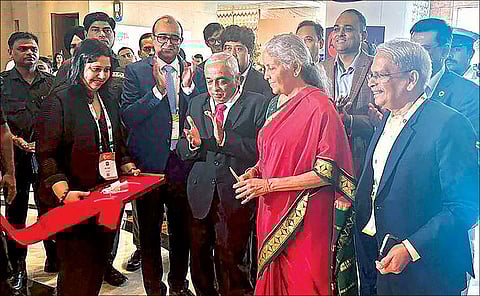 மும்பையில் நேற்று குளோபல் ஃபின்டெக் ஃபெஸ்ட் 2023 நிகழ்ச்சியின் கண்காட்சியை மத்திய நிதியமைச்சர் நி்ர்மலா சீதாராமன் தொடங்கி வைத்தார். படம்: பிடிஐ