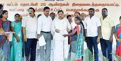 வேலூர் மாவட்டம் காட்பாடி வட்டாட்சியர் அலுவலக வளாகத்தில் நடைபெற்ற விழாவில் ஒரு பயனாளிக்கு நலத்திட்ட உதவியை வழங்கிய அமைச்சர் துரைமுருகன். அருகில், ஆட்சியர் குமாரவேல் பாண்டியன், நாடாளுமன்ற உறுப்பினர் கதிர் ஆனந்த், சட்டப்பேரவை உறுப்பினர்கள் நந்தகுமார், அமலு விஜயன், மாநகராட்சி மேயர் சுஜாதா ஆனந்தகுமார், துணை மேயர் சுனில்குமார் உள்ளிட்டோர். படம்: வி.எம்.மணிநாதன்.