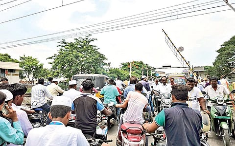 வாணியம்பாடி நியூடவுன் ரயில்வே ‘கேட்’ பகுதி.
