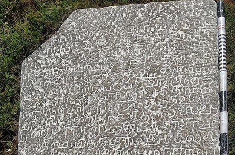 திருப்பத்தூர் அருகே 17-ம் நூற்றாண்டின் நிலக்கொடை கல்வெட்டு கண்டெடுப்பு