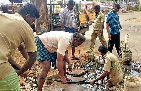 ஆலங்குளத்தில் காவல் நிலையம் எதிரே திருநெல்வேலி - தென்காசி சாலையின் வடக்கு பகுதியில் தேங்கி கிடக்கும் கழிவுநீரை வெளியேற்றும் பணியில் பாதுகாப்பு உபகரணங்களின்றி ஈடுபட்ட தூய்மைப் பணியாளர்கள்.