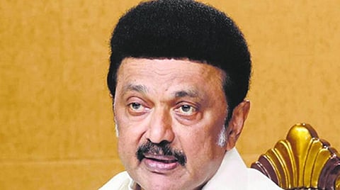 மீஞ்சூர் அருகே சிற்பக் கூடத்தில் தயாராகிவரும் வி.பி.சிங், அண்ணா, கருணாநிதி சிலை மாதிரிகளை முதல்வர் ஸ்டாலின் ஆய்வு