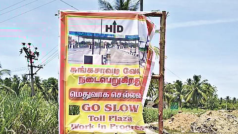 ஈரோடு - கோபி இடையே பாலப்பாளையத்தில் சுங்கச்சாவடி அமைக்கும் பணி தொடர்பான அறிவிப்புப் பலகை.