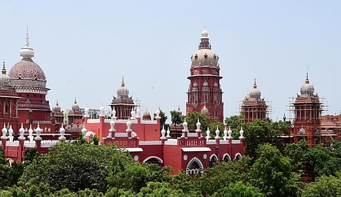 விதிகளை மீறி பேனர்கள் வைக்க அனுமதித்த அதிகாரிகள் மீதான நடவடிக்கை என்ன? - சென்னை ஐகோர்ட் கேள்வி