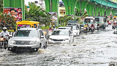 சேலத்தில் கடந்த சில நாட்களாக மாலை நேரத்தில் கனமழை பெய்து வருகிறது. நேற்று பெய்த கனமழையால் 5 ரோடு-அஸ்தம்பட்டி செல்லும் சாலையில் பெருக்கெடுத்து ஓடிய மழை நீரில் சென்ற வாகனங்கள். படம்: எஸ். குரு பிரசாத்