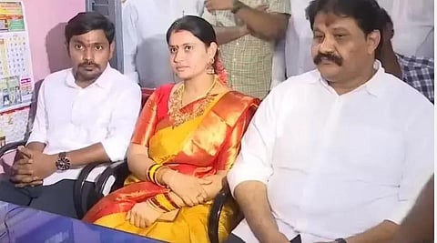 மகளின் காதல் திருமணத்திற்கு ஆதரவளித்த ஆந்திர எம்எல்ஏ