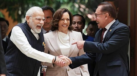 இந்தோனேசிய தலைநகர் ஜகார்த்தாவில் நடைபெற்ற ஆசியான் - இந்தியா உச்சி மாநாட்டில் கைகுலுக்கி பரஸ்பரம் வாழ்த்துகளை பகிர்ந்துகொண்ட இந்திய பிரதமர் நரேந்திர மோடி, மலேசிய பிரதமர் அன்வர் இப்ராஹிம். உடன் அமெரிக்க துணை அதிபர் கமலா ஹாரிஸ். படம்: பிடிஐ