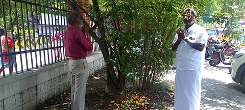 மரங்களுக்கு பூஜை செய்து பொதுமக்களுக்கு இனிப்புகள் வழங்கி பிறந்தநாள் கொண்டாடிய சமூக ஆர்வலர் சேகர்